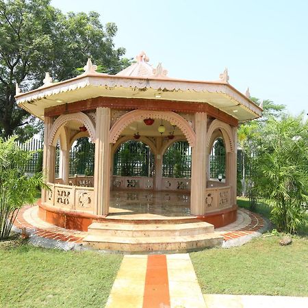 Mann The Palm Retreat Hotel Lucknow Buitenkant foto