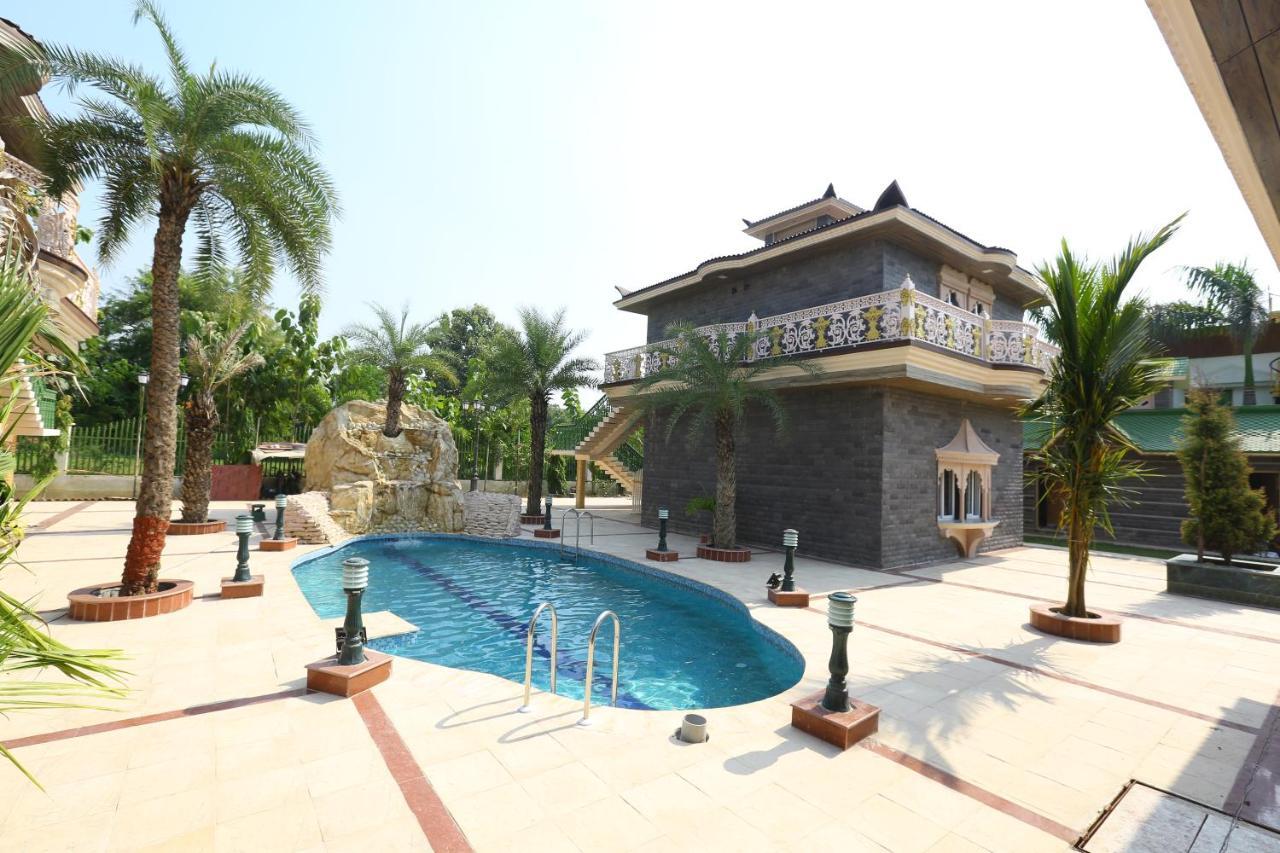 Mann The Palm Retreat Hotel Lucknow Buitenkant foto