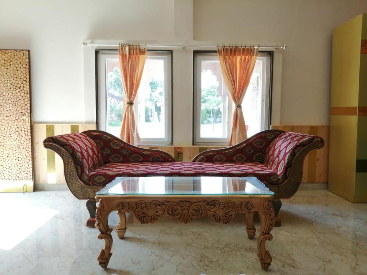 Mann The Palm Retreat Hotel Lucknow Buitenkant foto