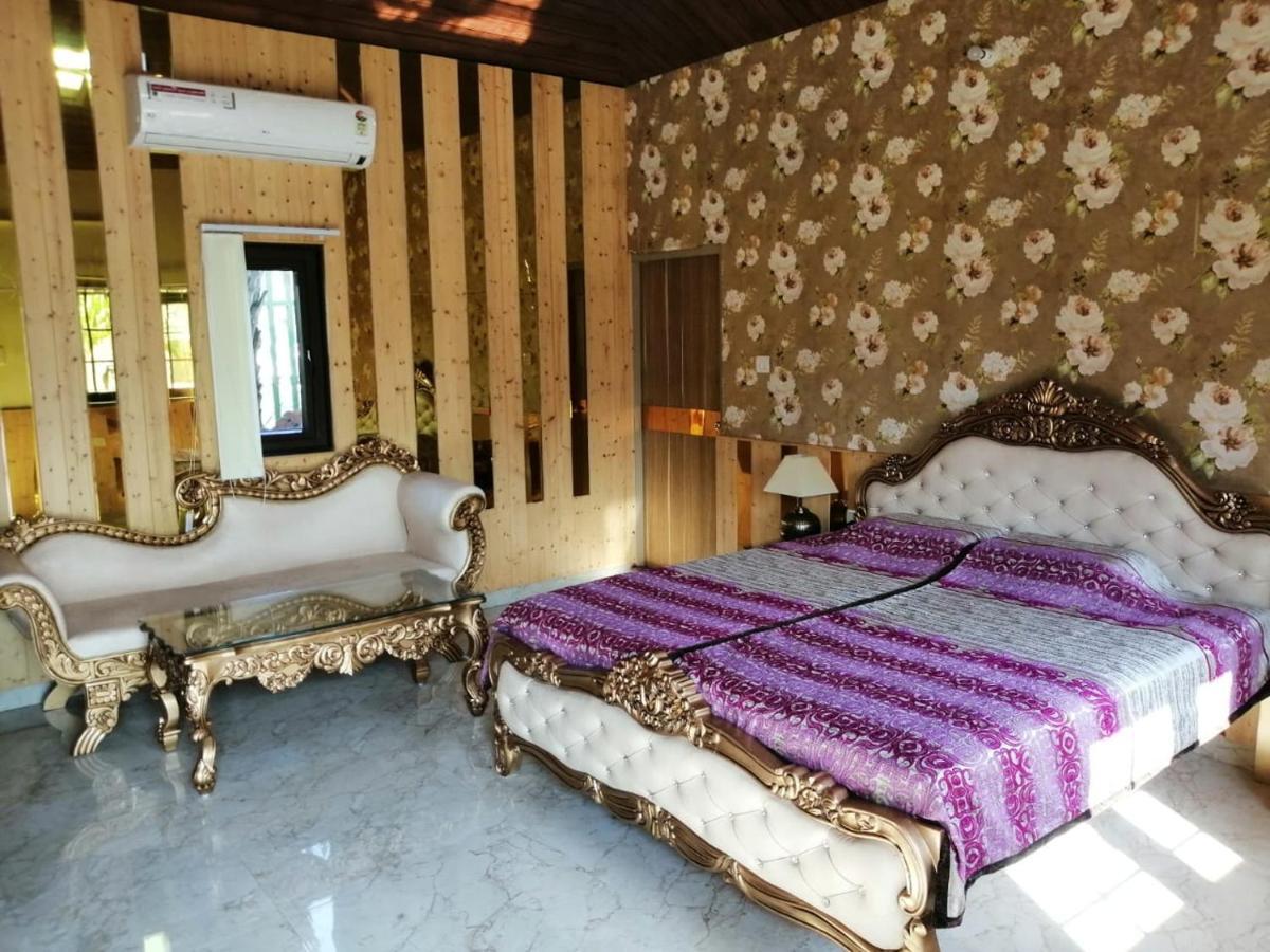 Mann The Palm Retreat Hotel Lucknow Buitenkant foto