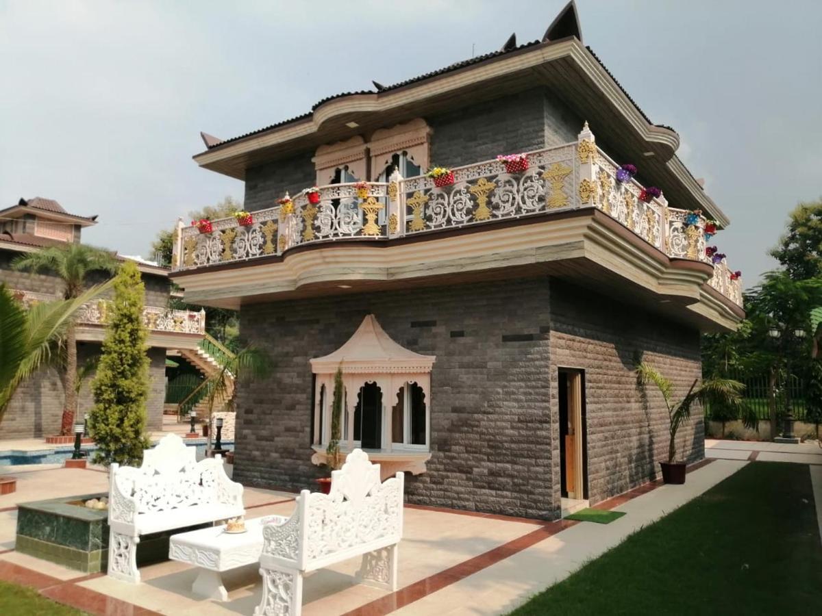 Mann The Palm Retreat Hotel Lucknow Buitenkant foto
