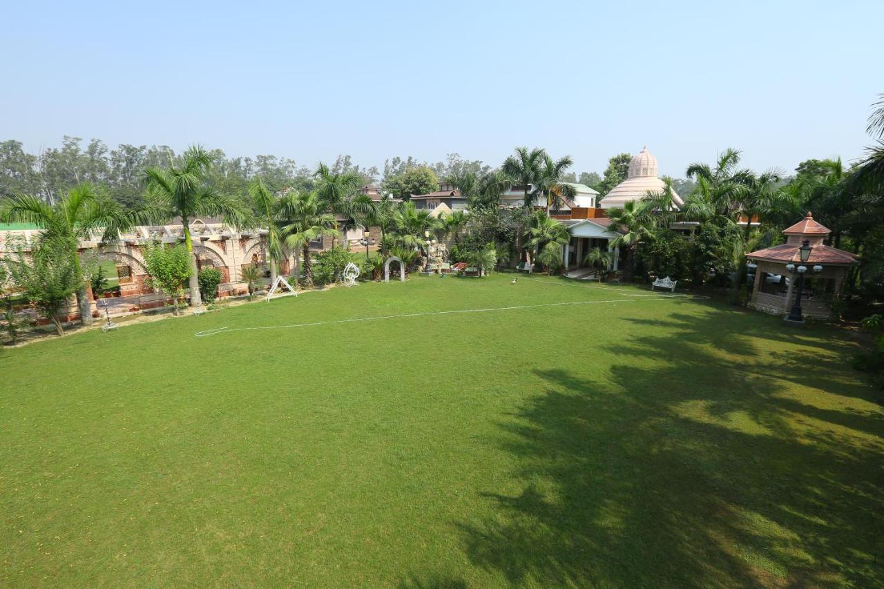 Mann The Palm Retreat Hotel Lucknow Buitenkant foto