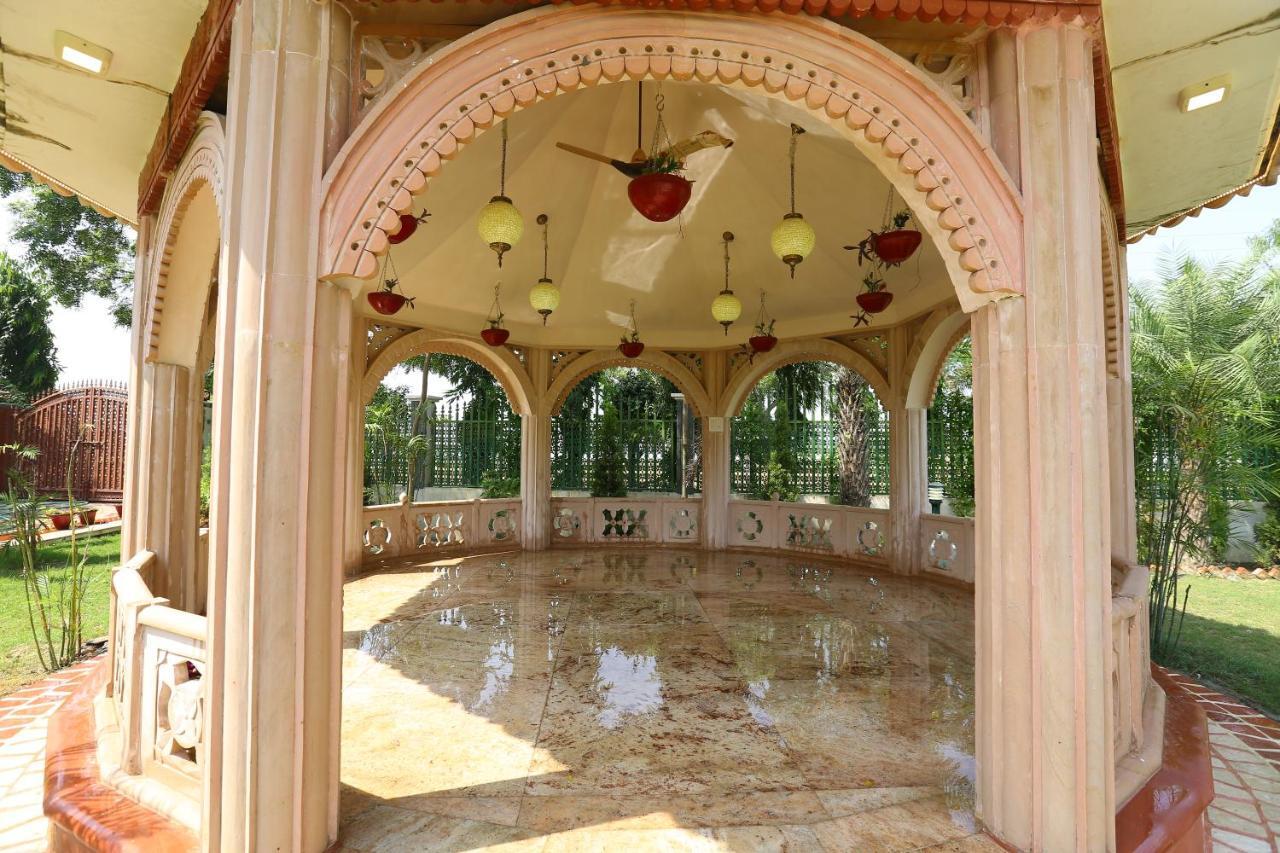 Mann The Palm Retreat Hotel Lucknow Buitenkant foto