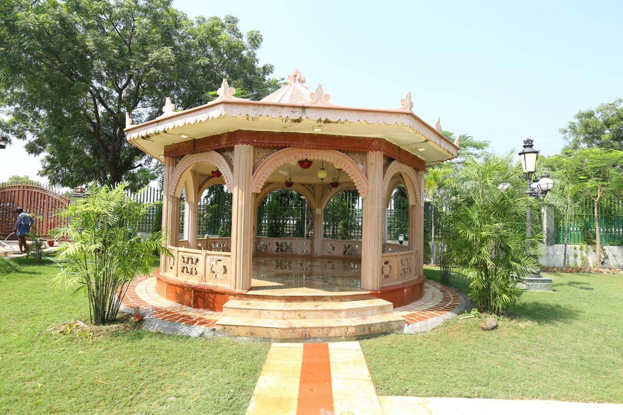 Mann The Palm Retreat Hotel Lucknow Buitenkant foto