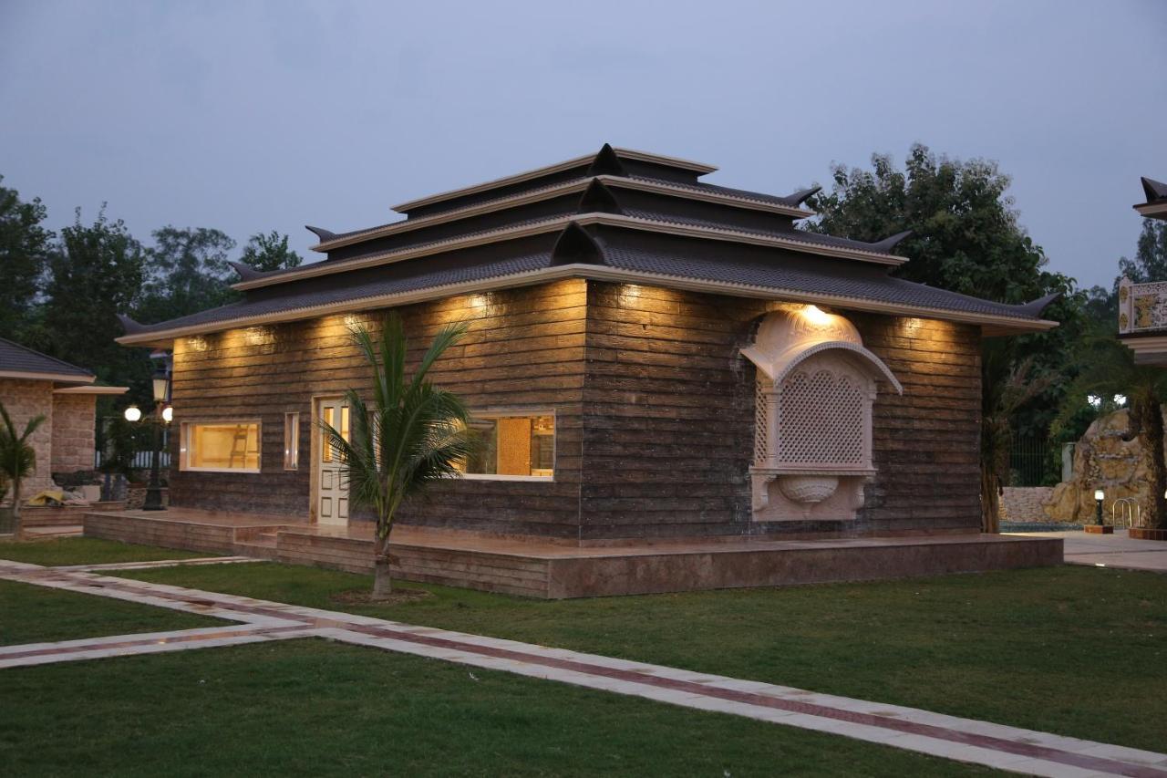 Mann The Palm Retreat Hotel Lucknow Buitenkant foto