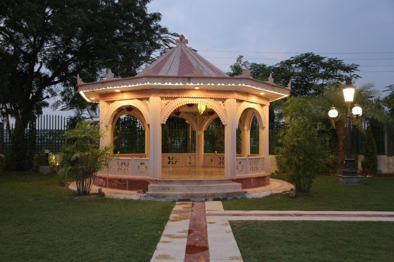 Mann The Palm Retreat Hotel Lucknow Buitenkant foto