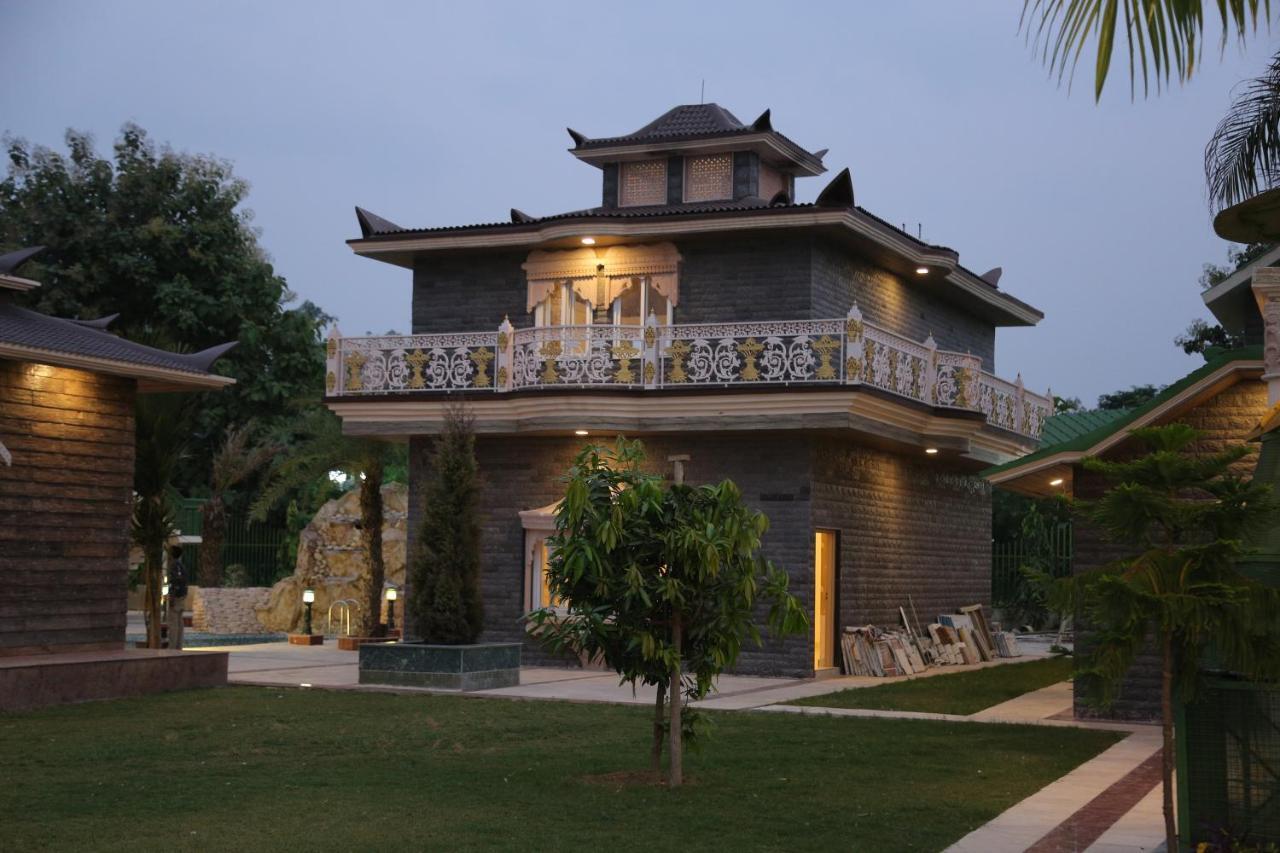 Mann The Palm Retreat Hotel Lucknow Buitenkant foto