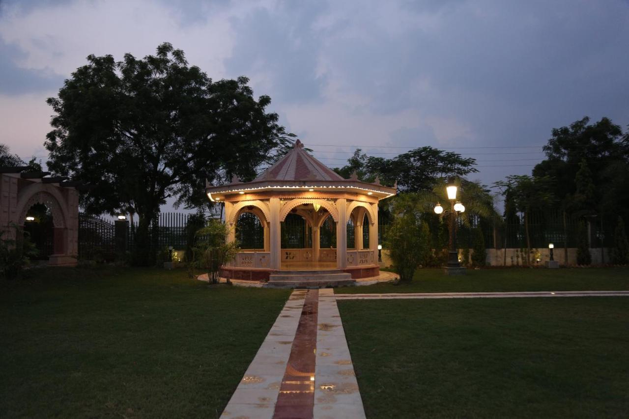 Mann The Palm Retreat Hotel Lucknow Buitenkant foto