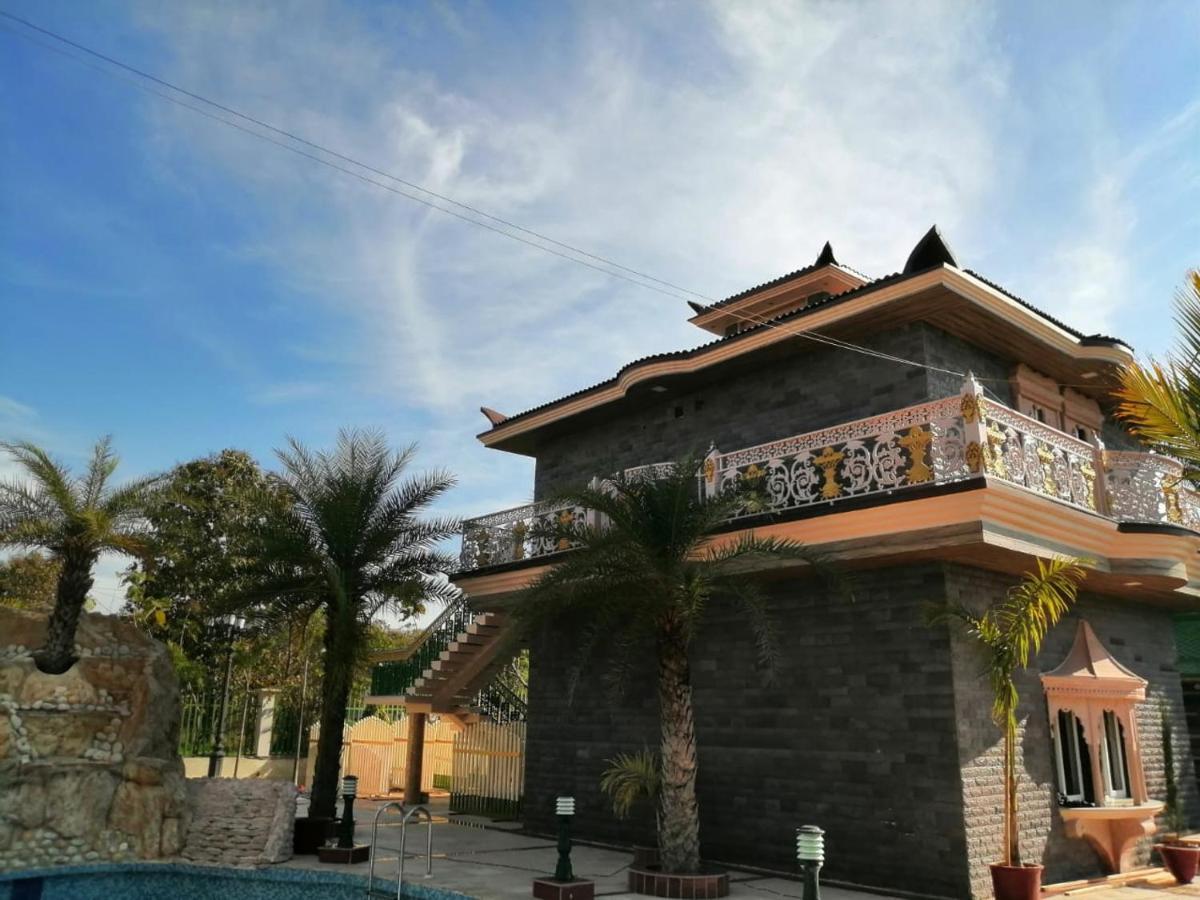 Mann The Palm Retreat Hotel Lucknow Buitenkant foto