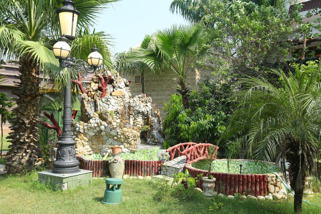 Mann The Palm Retreat Hotel Lucknow Buitenkant foto