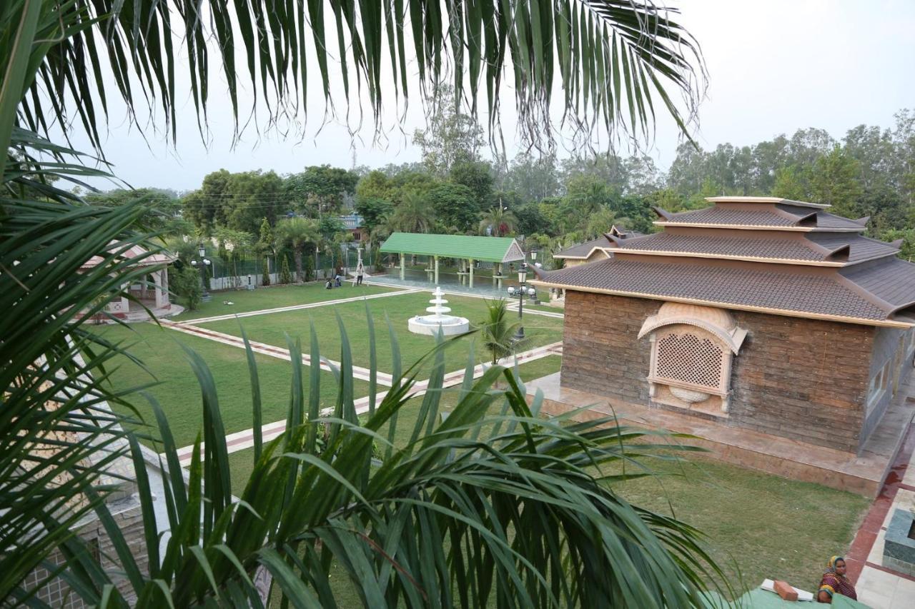 Mann The Palm Retreat Hotel Lucknow Buitenkant foto