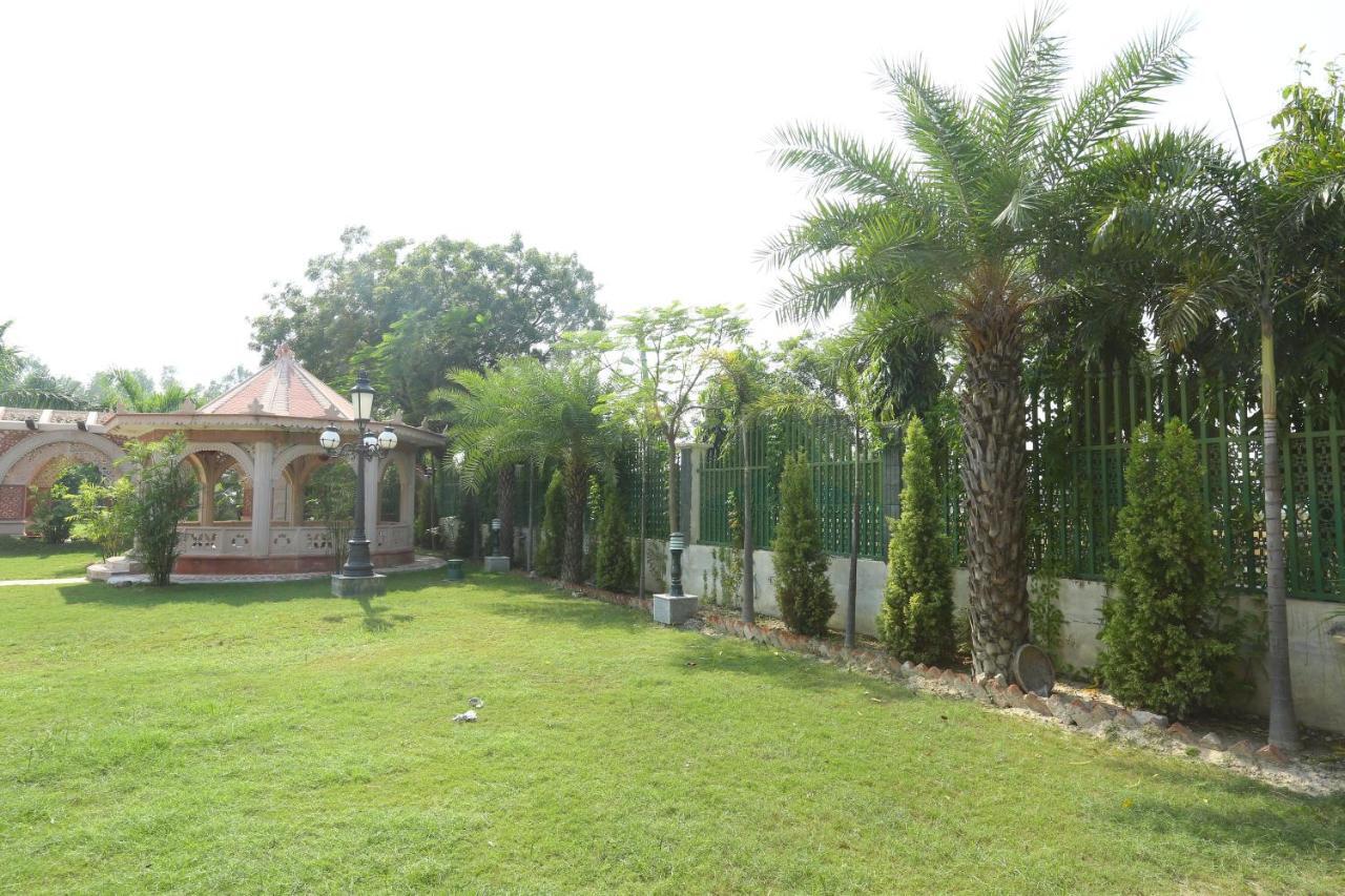 Mann The Palm Retreat Hotel Lucknow Buitenkant foto