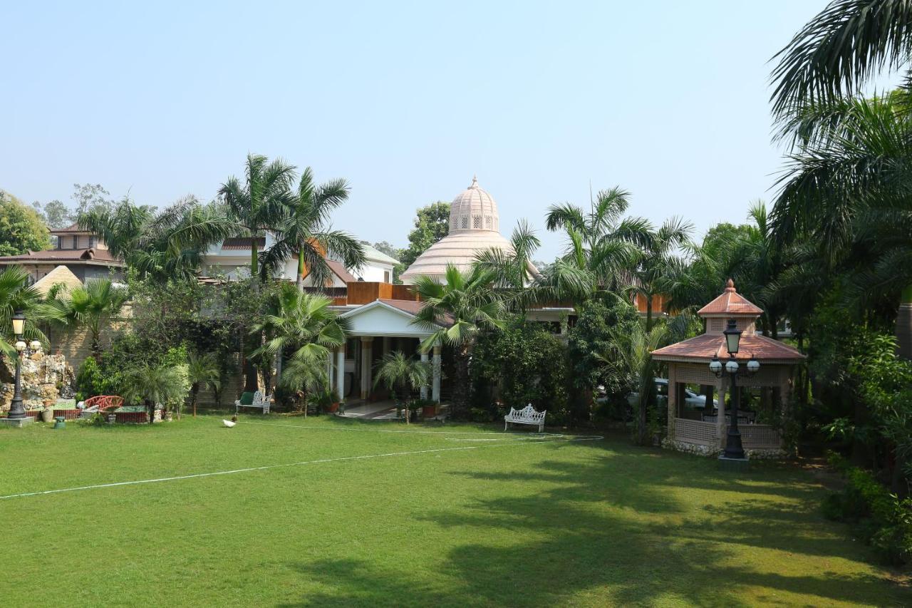 Mann The Palm Retreat Hotel Lucknow Buitenkant foto