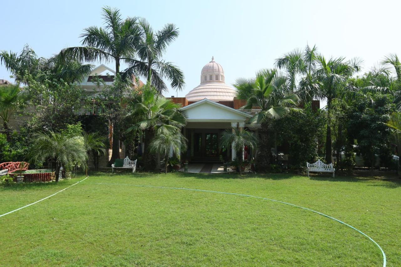 Mann The Palm Retreat Hotel Lucknow Buitenkant foto