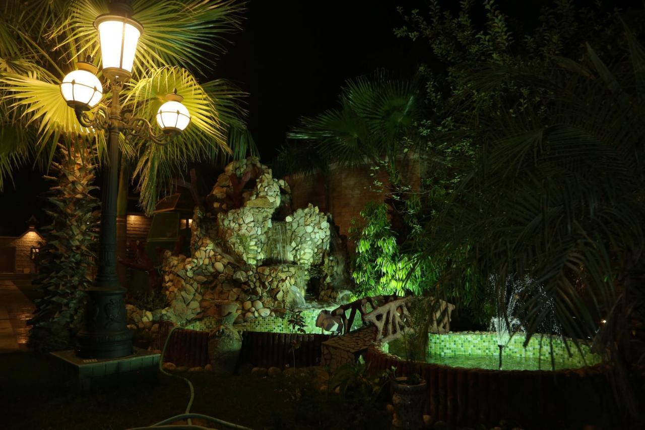 Mann The Palm Retreat Hotel Lucknow Buitenkant foto