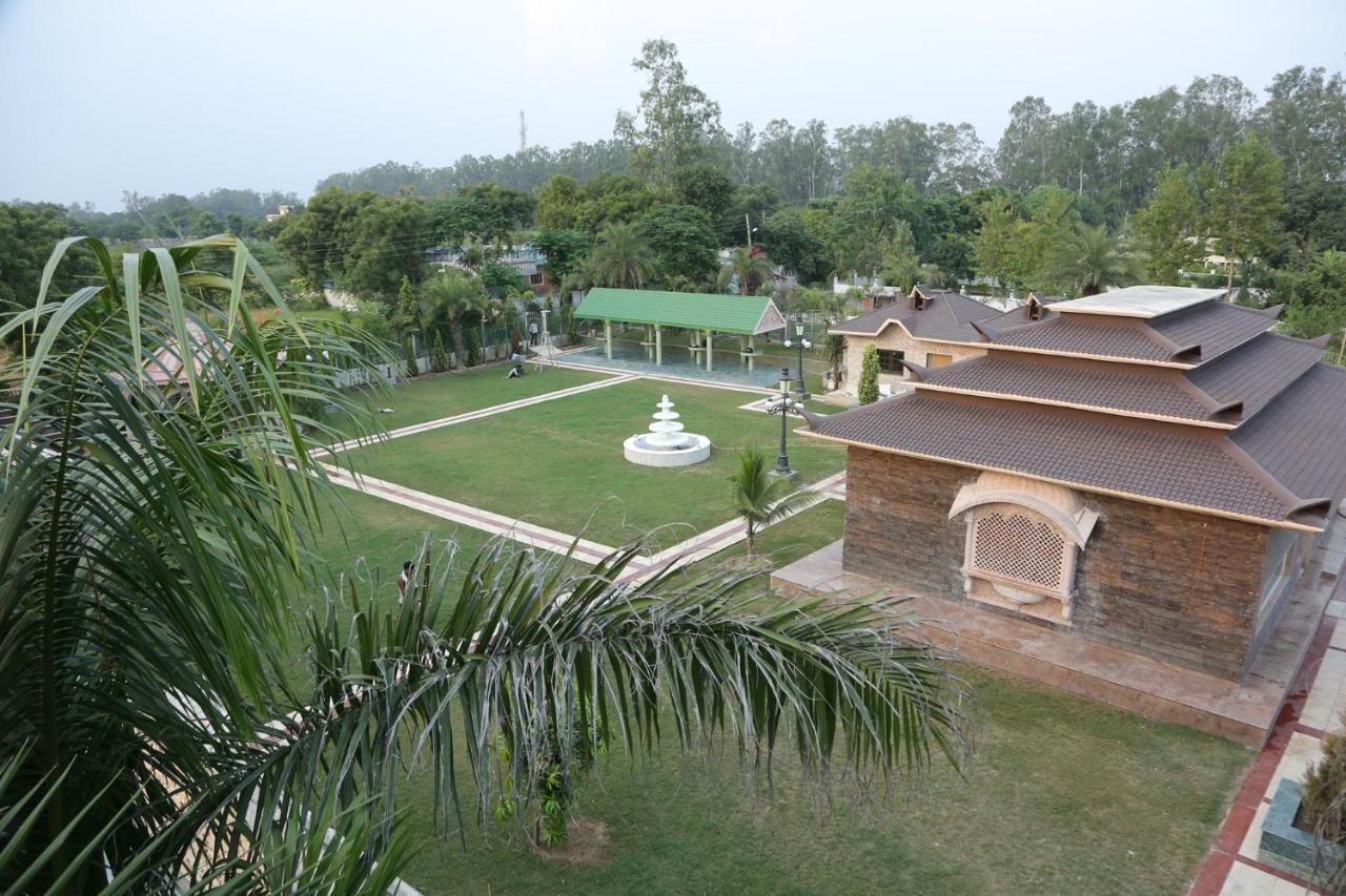 Mann The Palm Retreat Hotel Lucknow Buitenkant foto