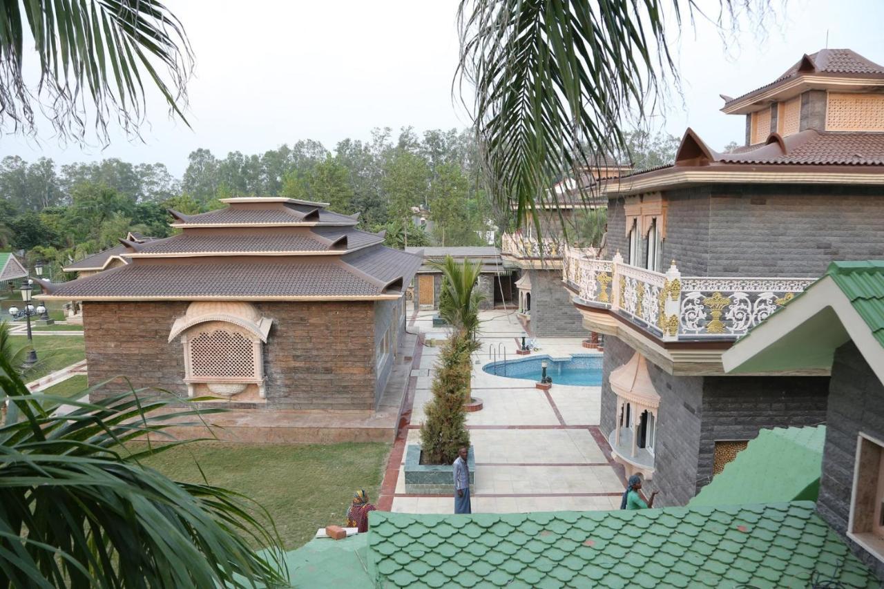 Mann The Palm Retreat Hotel Lucknow Buitenkant foto