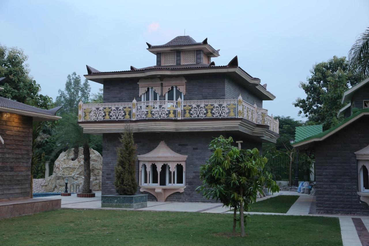 Mann The Palm Retreat Hotel Lucknow Buitenkant foto