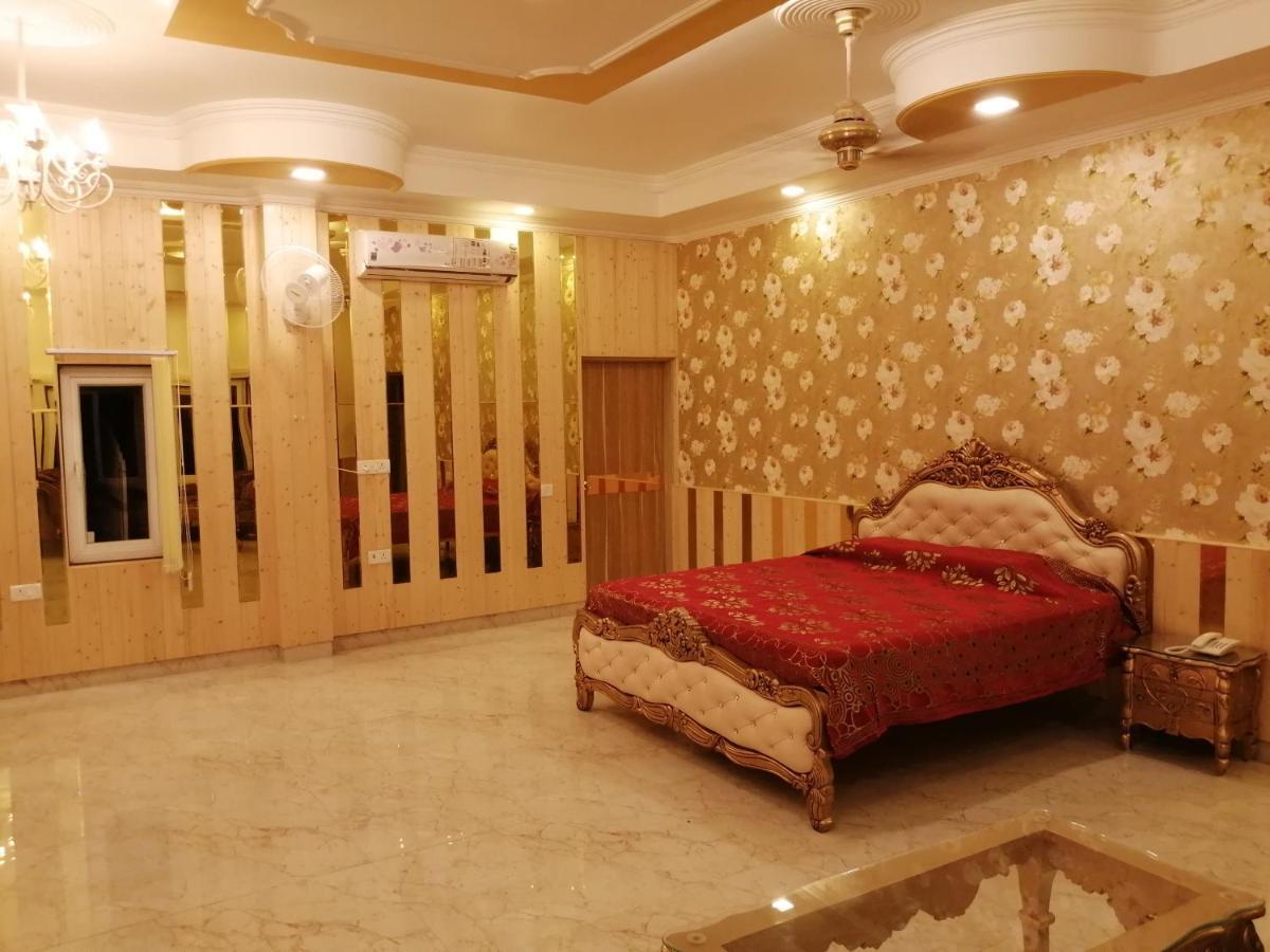 Mann The Palm Retreat Hotel Lucknow Buitenkant foto