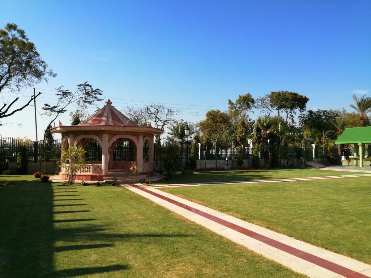 Mann The Palm Retreat Hotel Lucknow Buitenkant foto