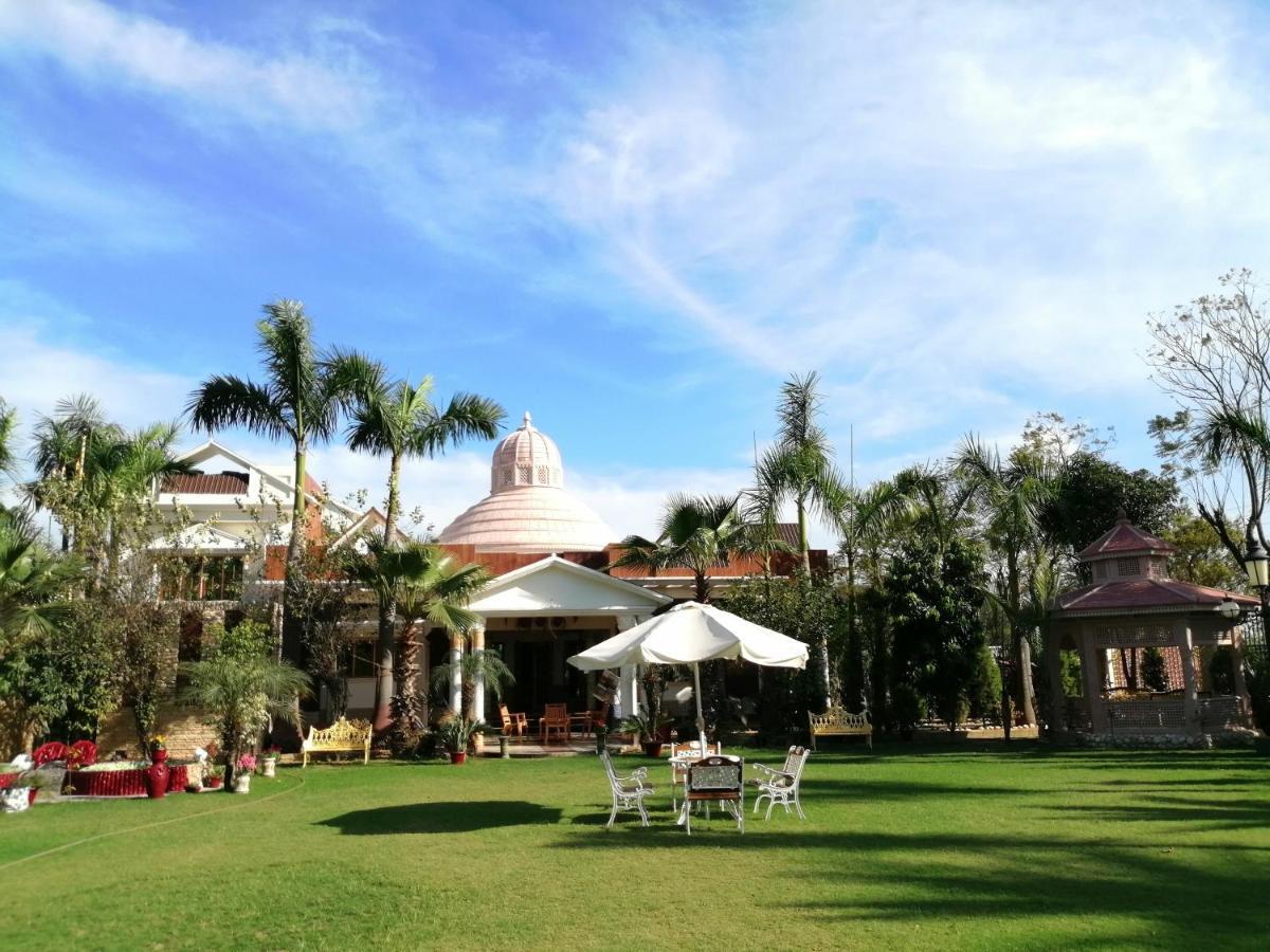 Mann The Palm Retreat Hotel Lucknow Buitenkant foto