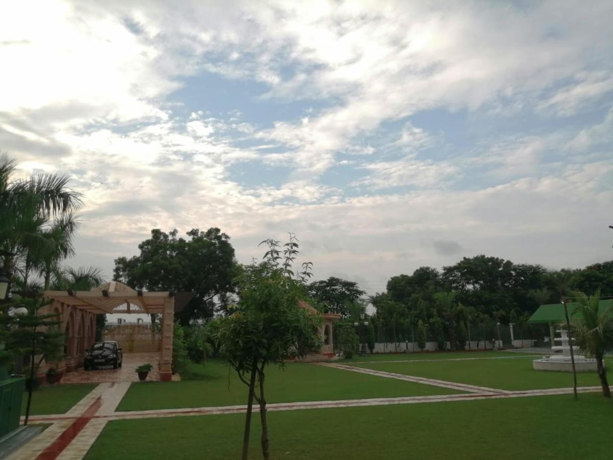 Mann The Palm Retreat Hotel Lucknow Buitenkant foto
