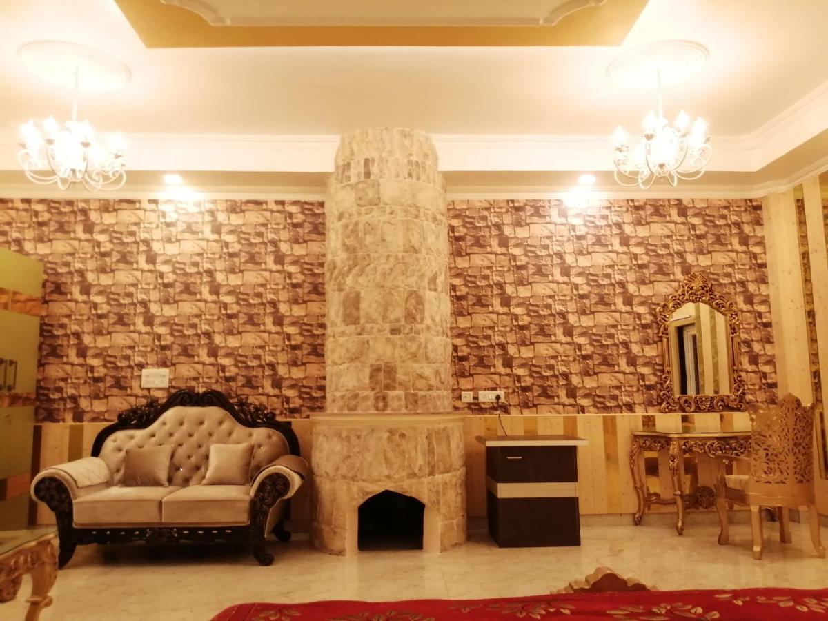 Mann The Palm Retreat Hotel Lucknow Buitenkant foto