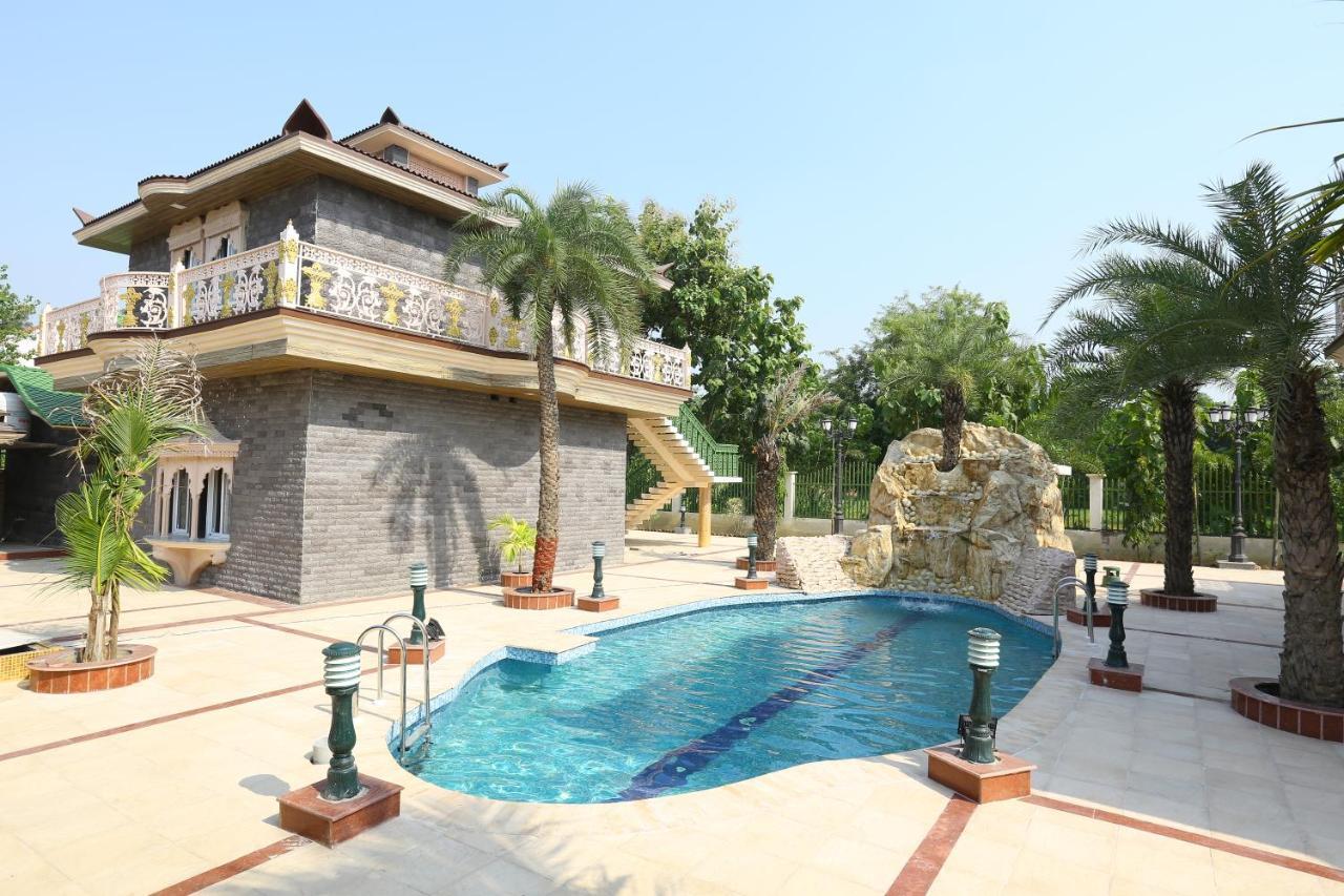 Mann The Palm Retreat Hotel Lucknow Buitenkant foto