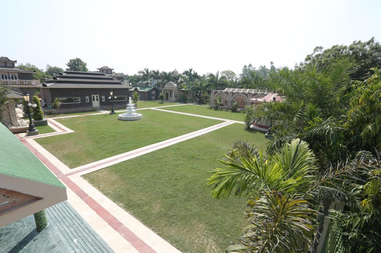 Mann The Palm Retreat Hotel Lucknow Buitenkant foto