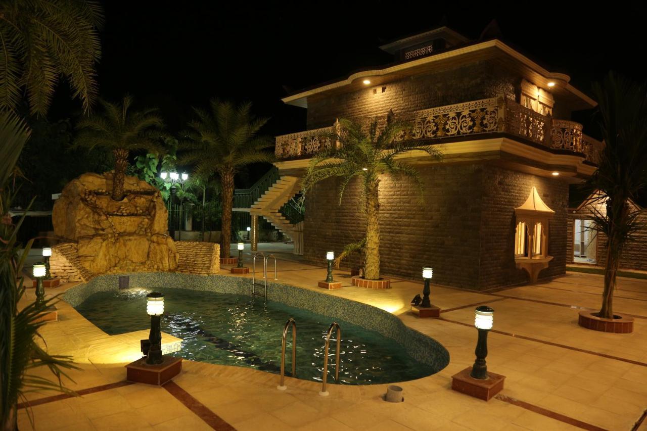 Mann The Palm Retreat Hotel Lucknow Buitenkant foto