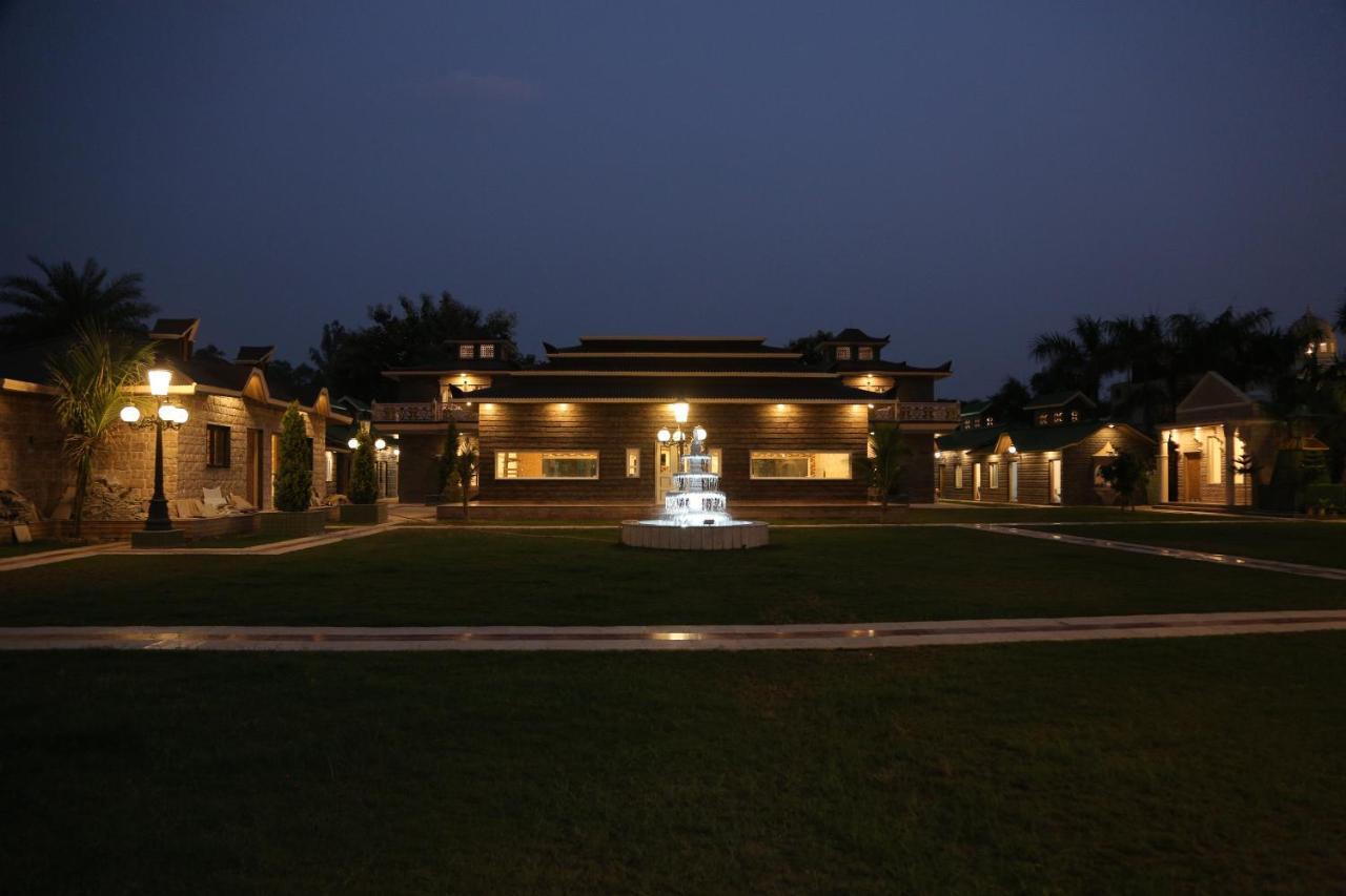 Mann The Palm Retreat Hotel Lucknow Buitenkant foto
