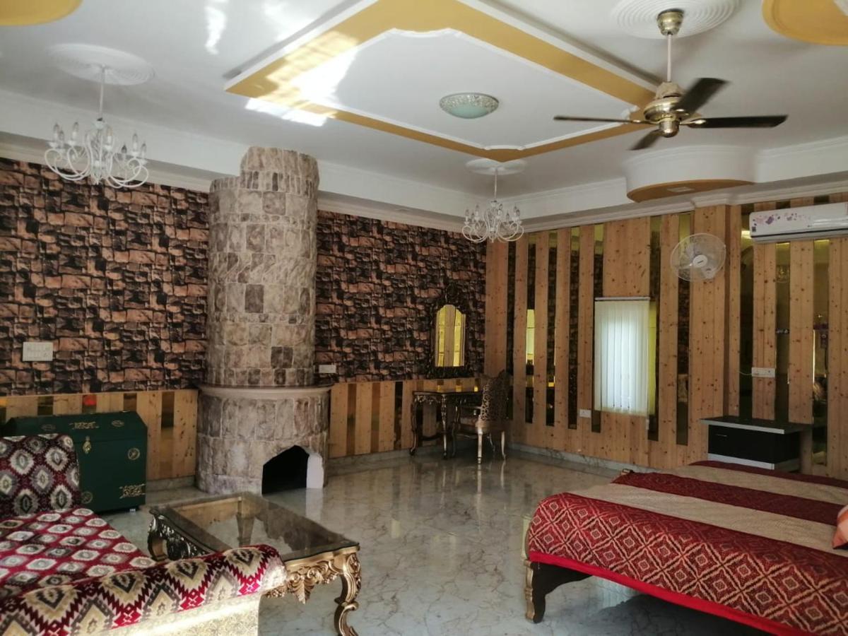 Mann The Palm Retreat Hotel Lucknow Buitenkant foto