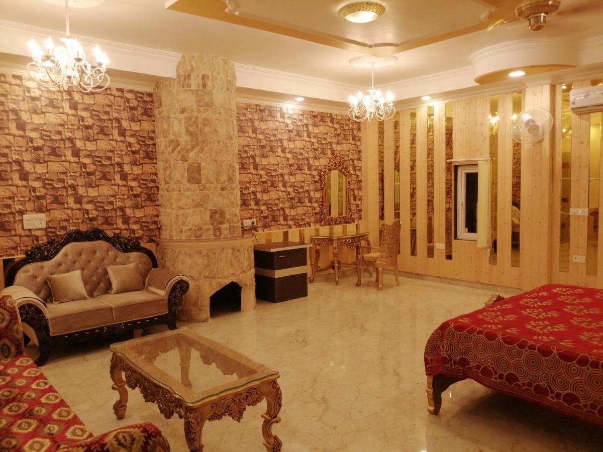Mann The Palm Retreat Hotel Lucknow Buitenkant foto