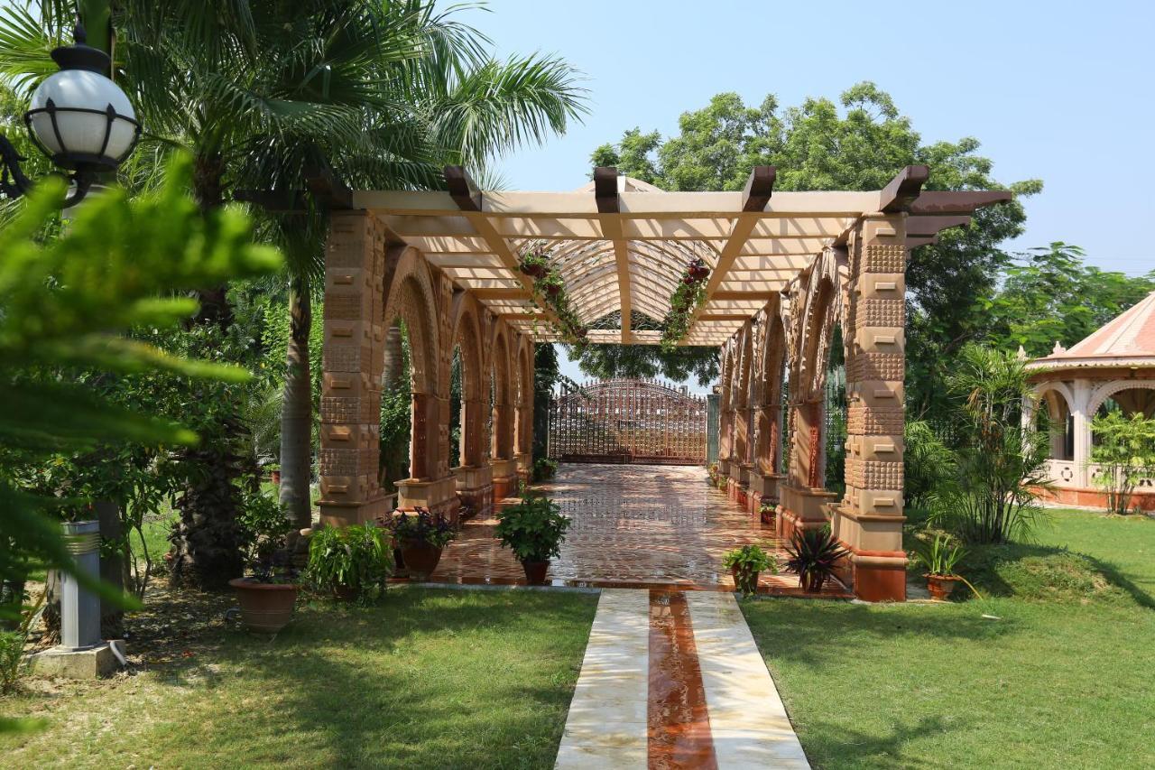 Mann The Palm Retreat Hotel Lucknow Buitenkant foto