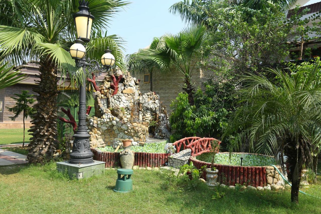 Mann The Palm Retreat Hotel Lucknow Buitenkant foto