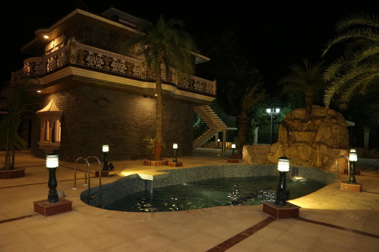 Mann The Palm Retreat Hotel Lucknow Buitenkant foto