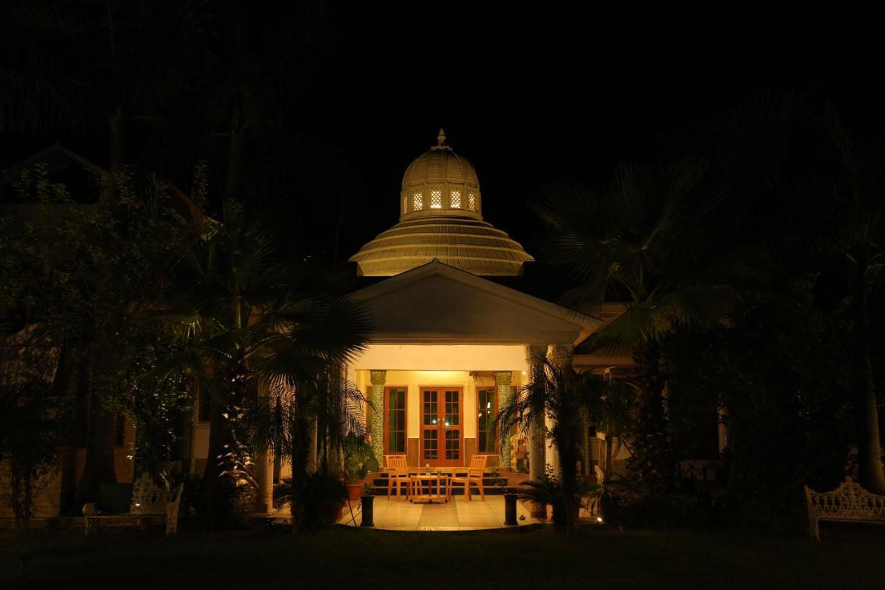 Mann The Palm Retreat Hotel Lucknow Buitenkant foto
