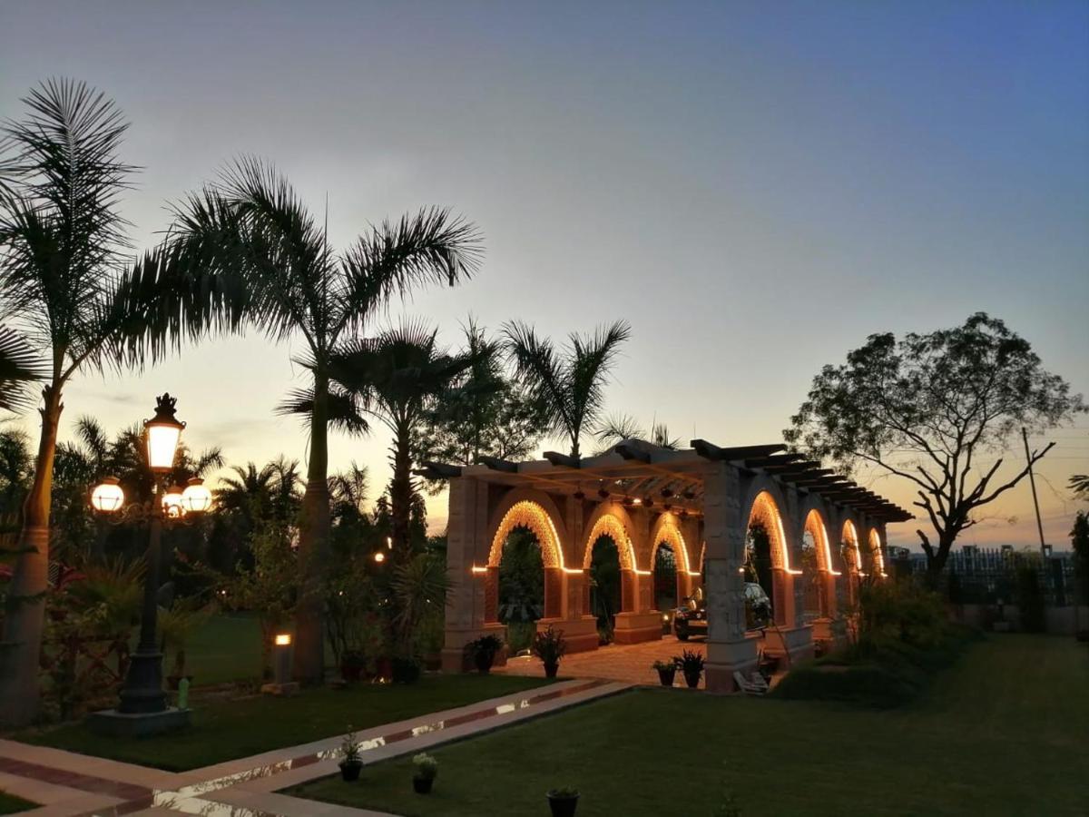 Mann The Palm Retreat Hotel Lucknow Buitenkant foto