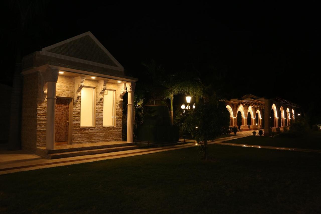Mann The Palm Retreat Hotel Lucknow Buitenkant foto