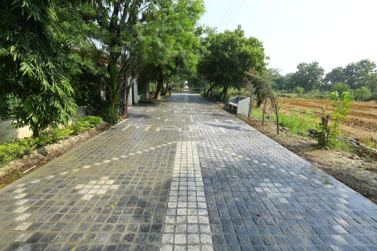 Mann The Palm Retreat Hotel Lucknow Buitenkant foto