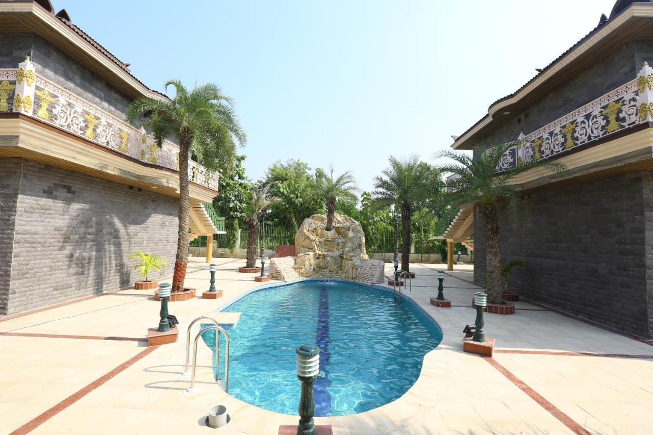 Mann The Palm Retreat Hotel Lucknow Buitenkant foto