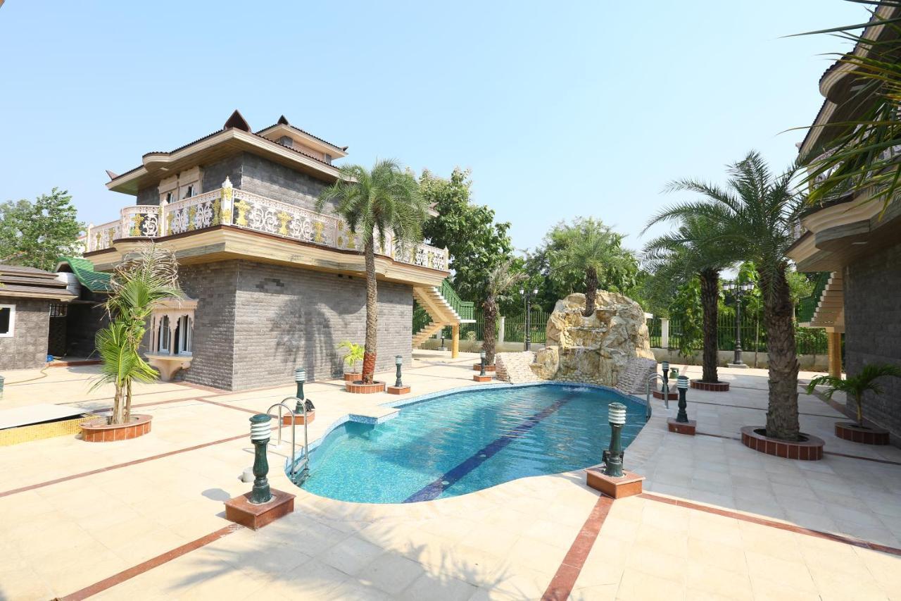 Mann The Palm Retreat Hotel Lucknow Buitenkant foto