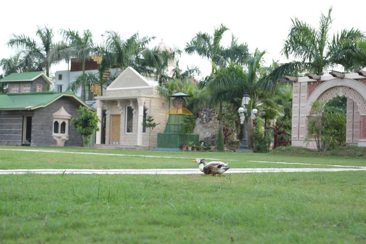 Mann The Palm Retreat Hotel Lucknow Buitenkant foto