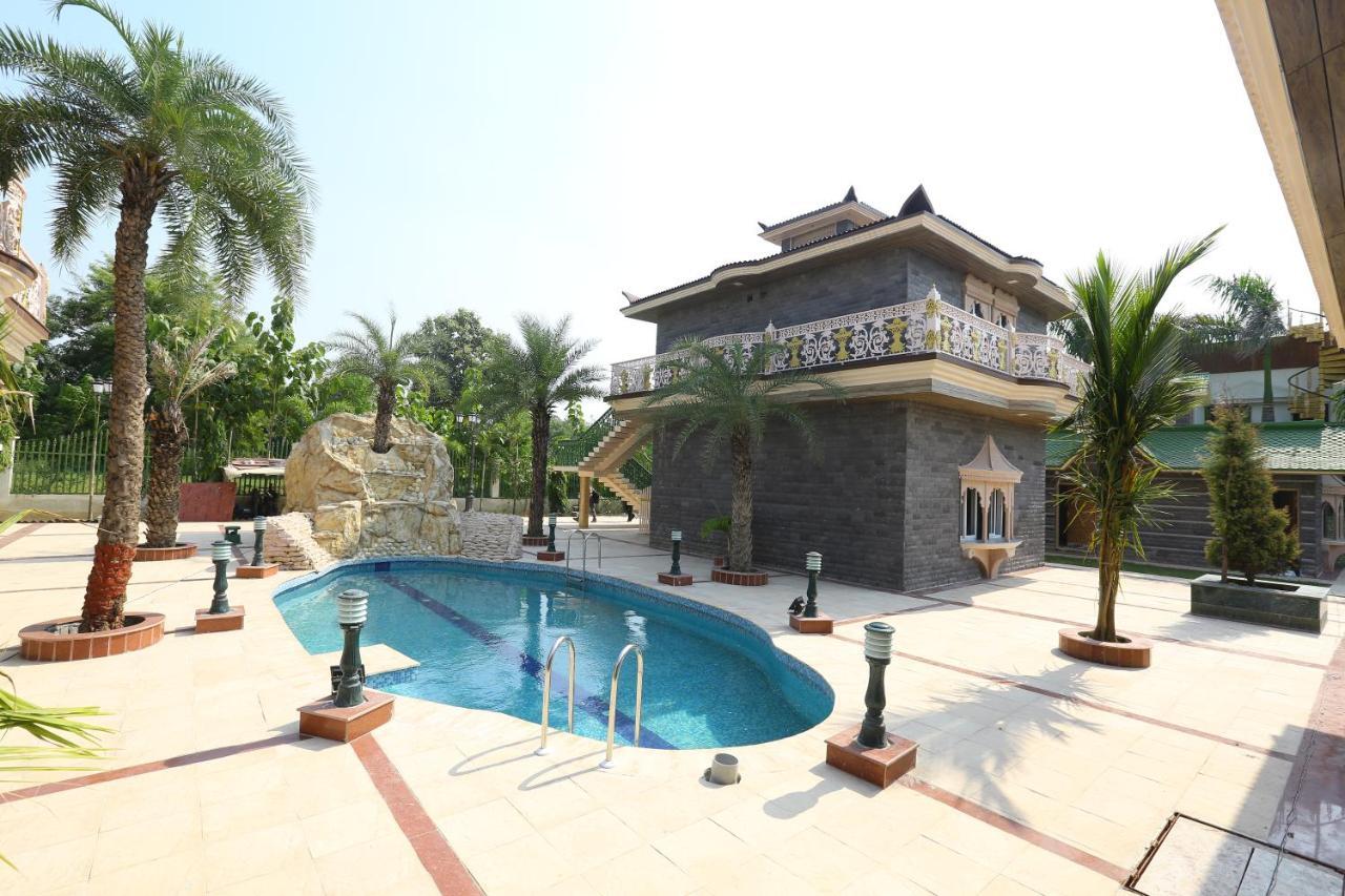 Mann The Palm Retreat Hotel Lucknow Buitenkant foto