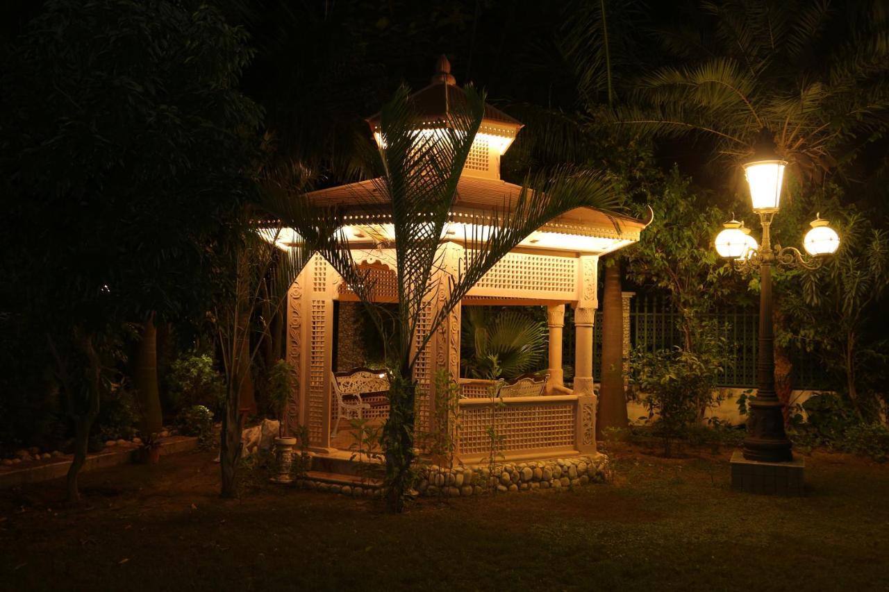 Mann The Palm Retreat Hotel Lucknow Buitenkant foto